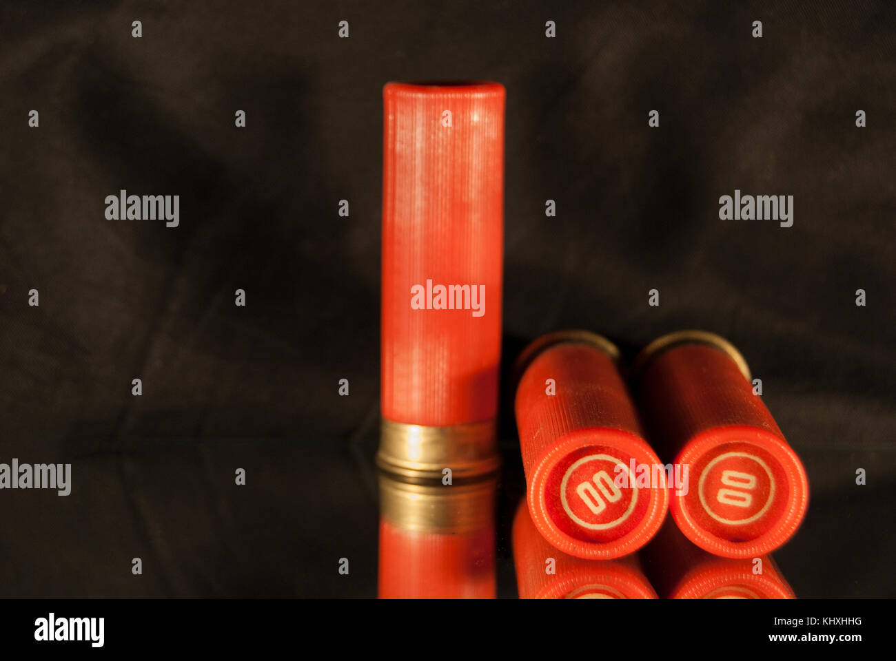 Red shot-chargé de trois cartouches à partir d'un fusil de chasse, sur un fond sombre Banque D'Images