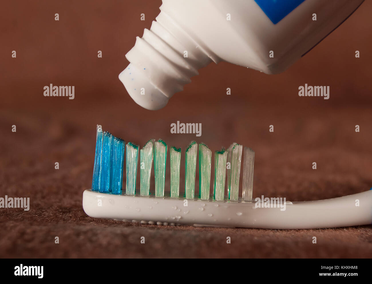 Brosse à dents et du dentifrice, le processus d'extrusion début close-up Banque D'Images