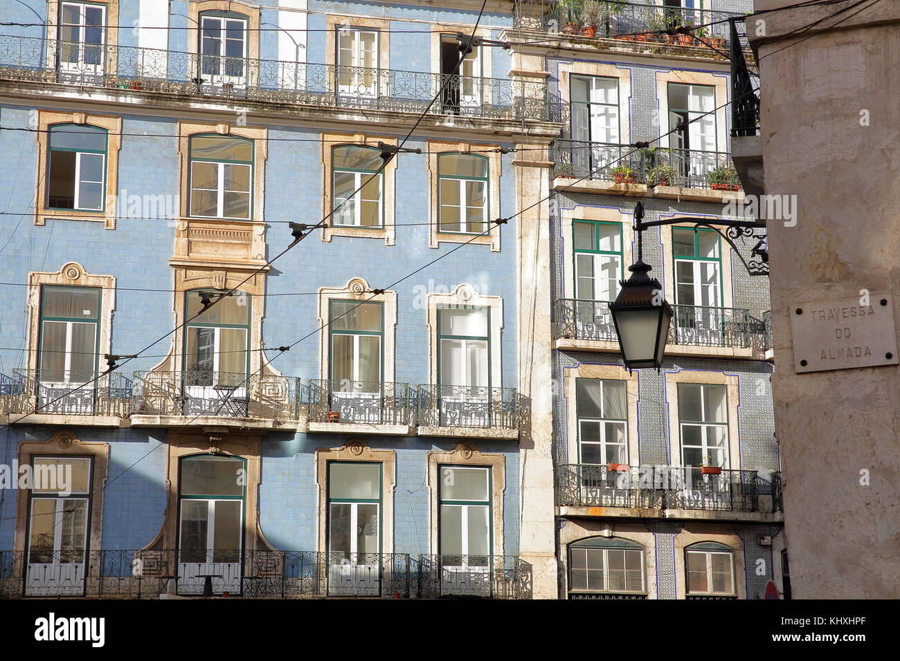 Façades colorées avec un balcon en fer forgé, dans le quartier Alfama, Lisbonne, Portugal Banque D'Images