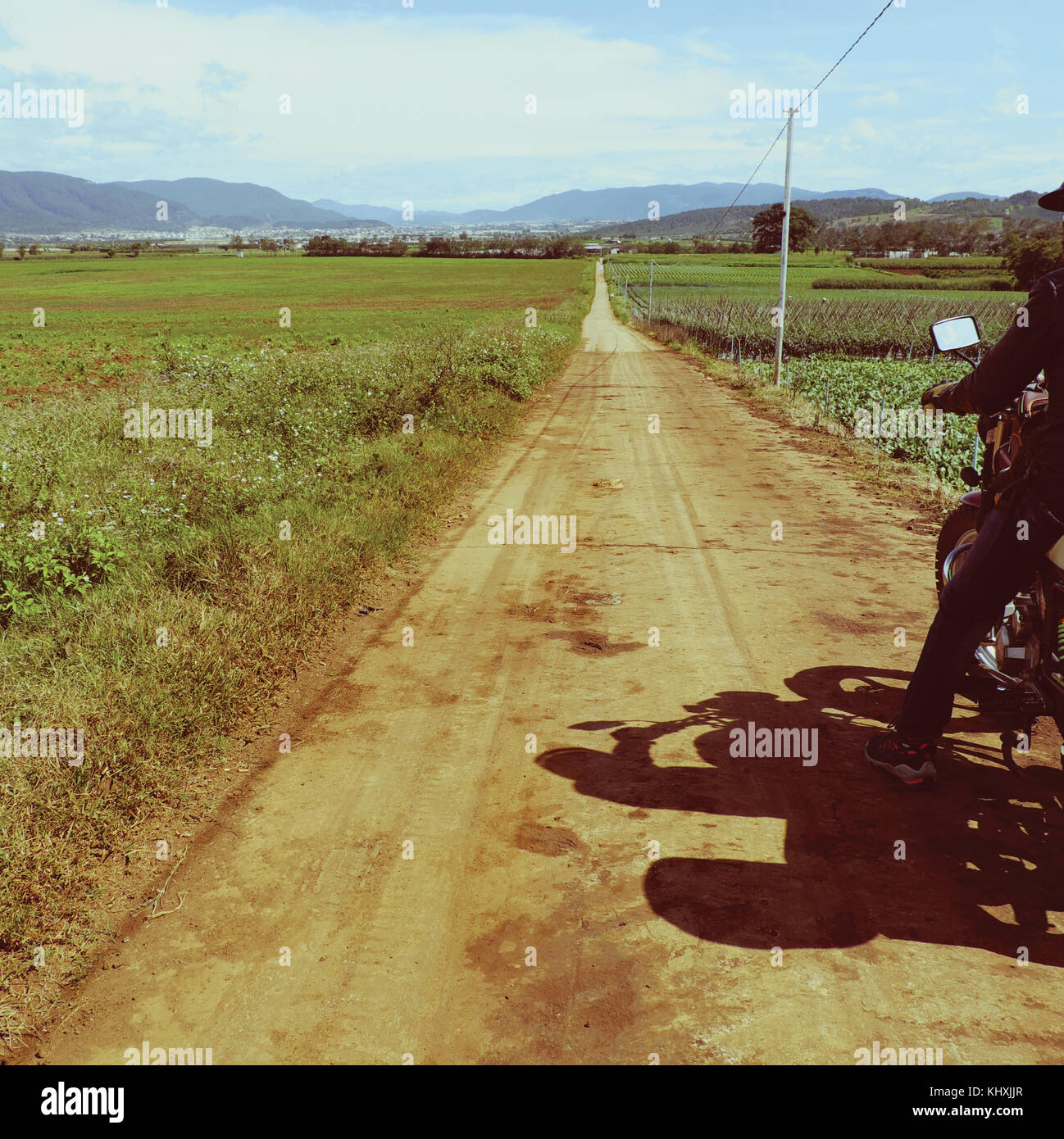 L'homme asiatique, porter un casque de moto ride sur route de campagne vietnamienne, long chemin en backpacker voyage aventure Banque D'Images