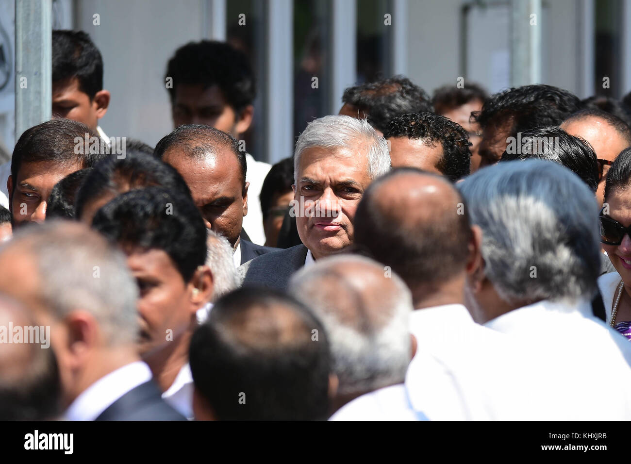 Colombo, Sri Lanka. 20 nov, 2017. premier ministre sri-lankais Ranil Wickremesinghe quitte après avoir témoigné devant la commission présidentielle, la question de bon du trésor de la banque centrale de Colombo, Sri Lanka 20 novembre 2017 musthaq thasleem. crédit :/pacific press/Alamy live news Banque D'Images