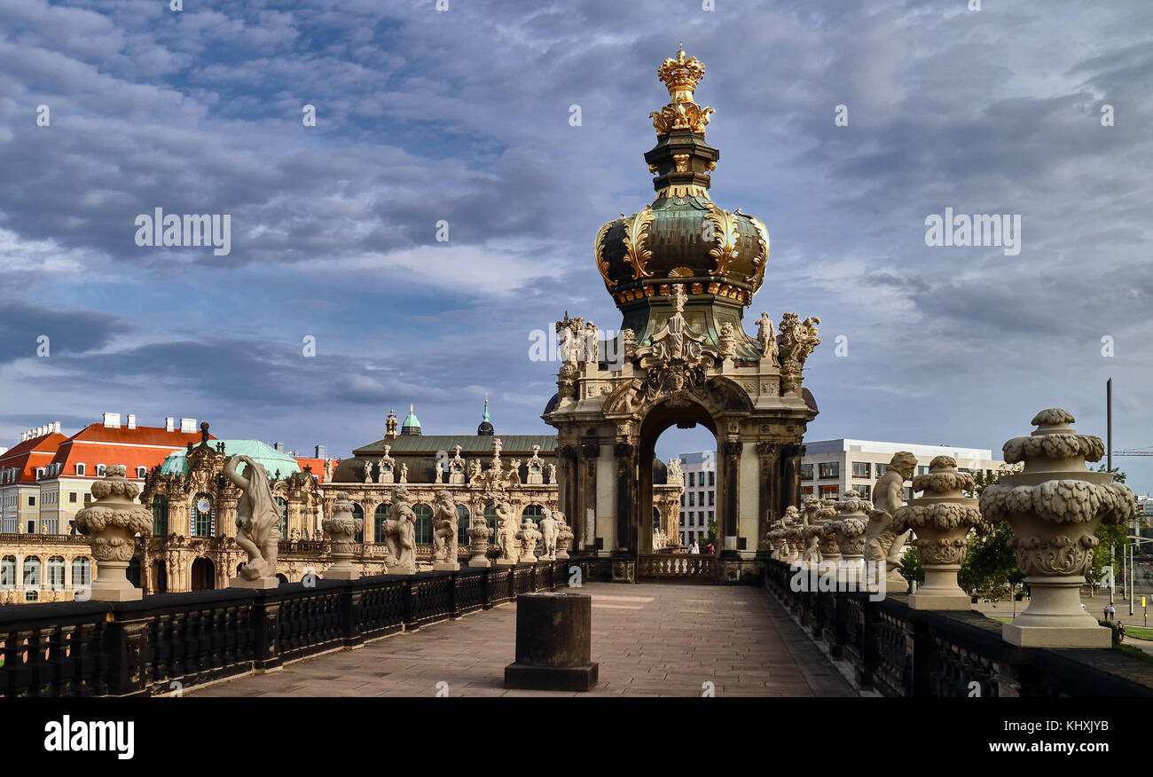 L'Europe, l'Allemagne, la Saxe, Dresde , ville, la vieille ville, la porte de la Couronne Kronentor Zwinge ; le palais Zwinger est un palais baroque du xviiie siècle, qui abrite plusieurs musées noté, dont le plus célèbre est la Galerie Semper. Banque D'Images