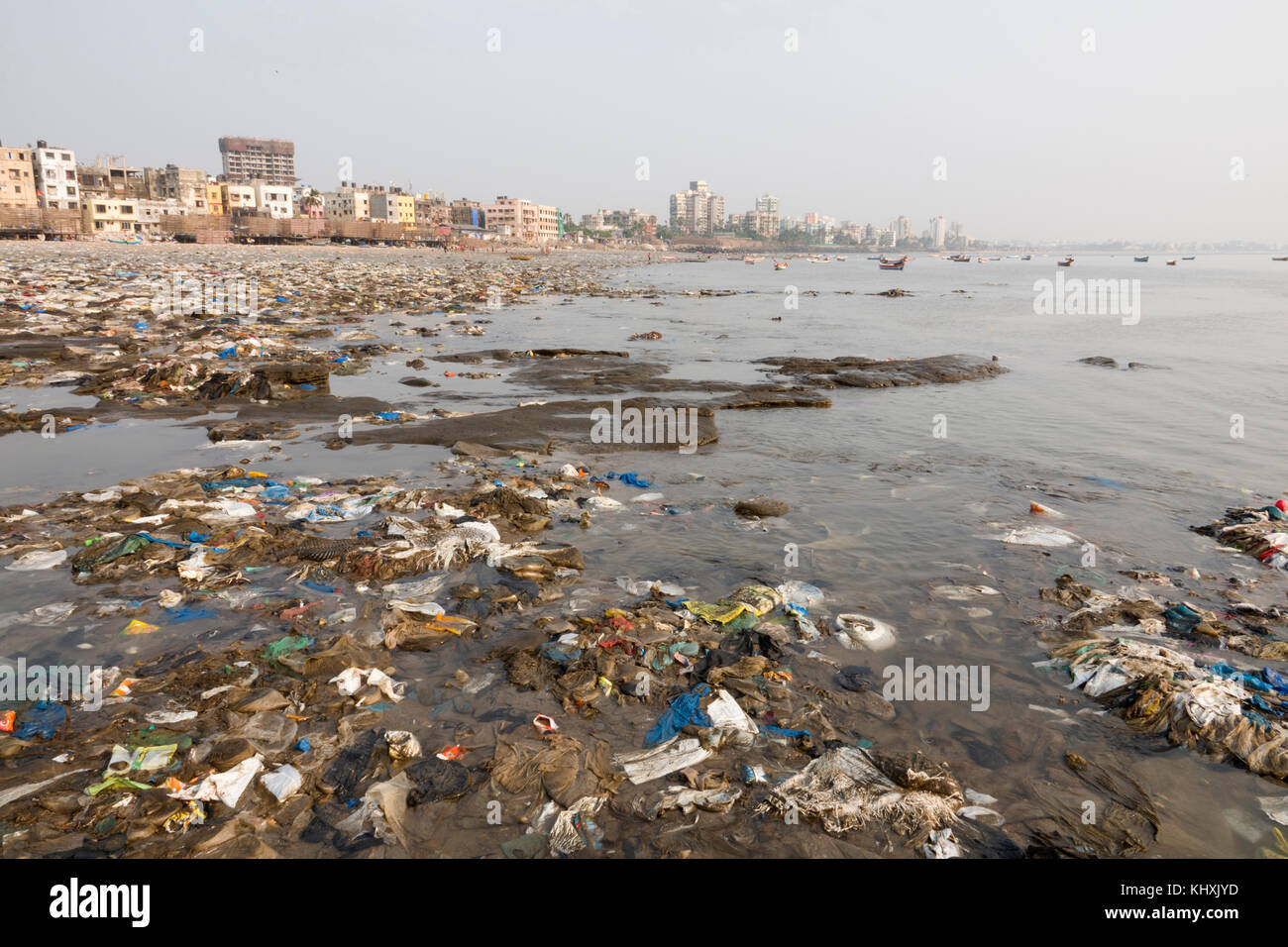 Les déchets plastiques et autres déchets couvre la plage de versova, Mumbai, Inde Banque D'Images