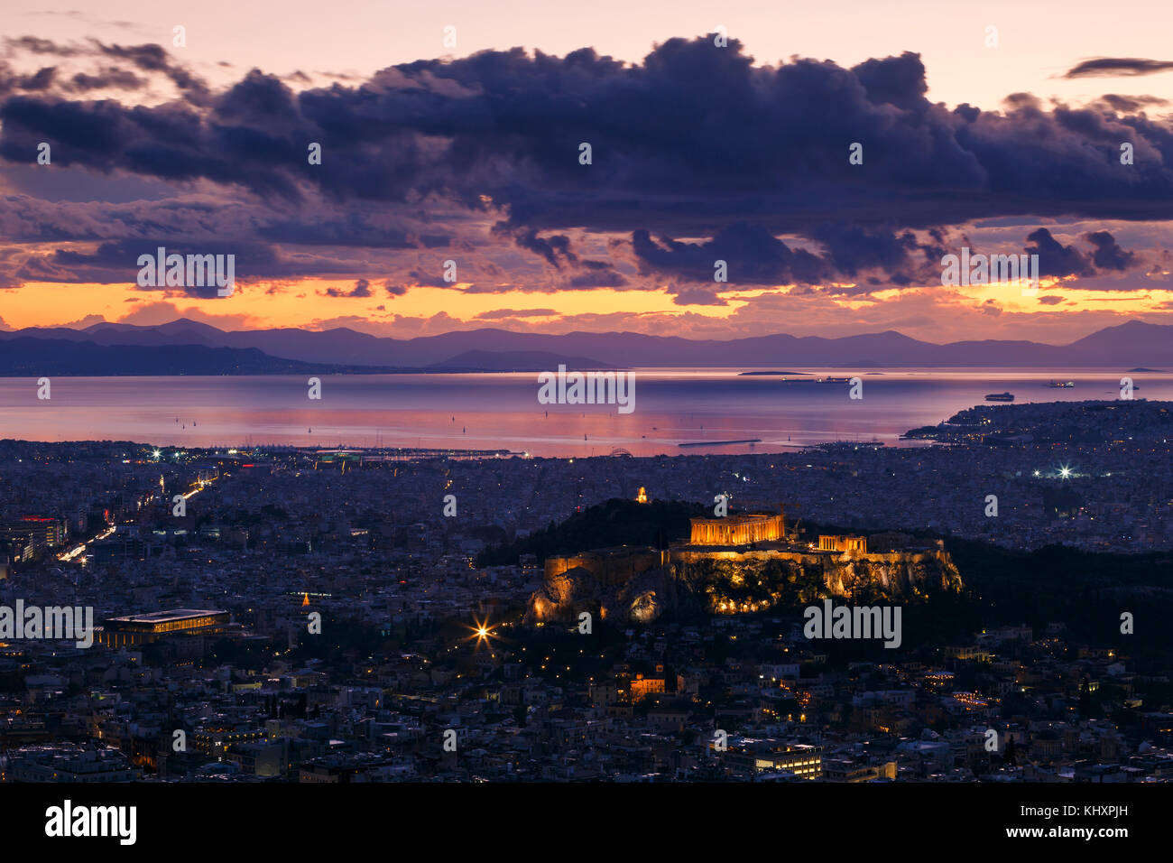 Vue de l'Acropole et la ville d'Athènes depuis la colline du Lycabette au coucher du soleil, la Grèce. Banque D'Images