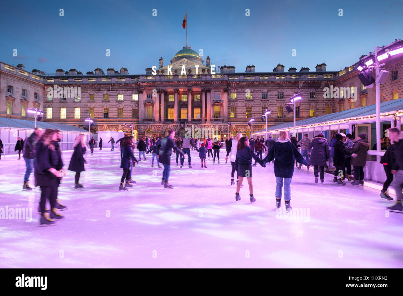 En début de soirée le patinage sur la patinoire de Noël, Somerset House, Londres, Angleterre, Royaume-Uni Banque D'Images