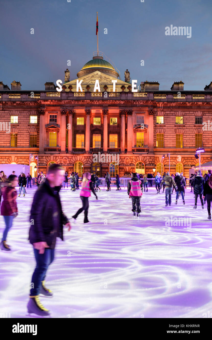 En début de soirée le patinage sur la patinoire de Noël, Somerset House, Londres, Angleterre, Royaume-Uni Banque D'Images