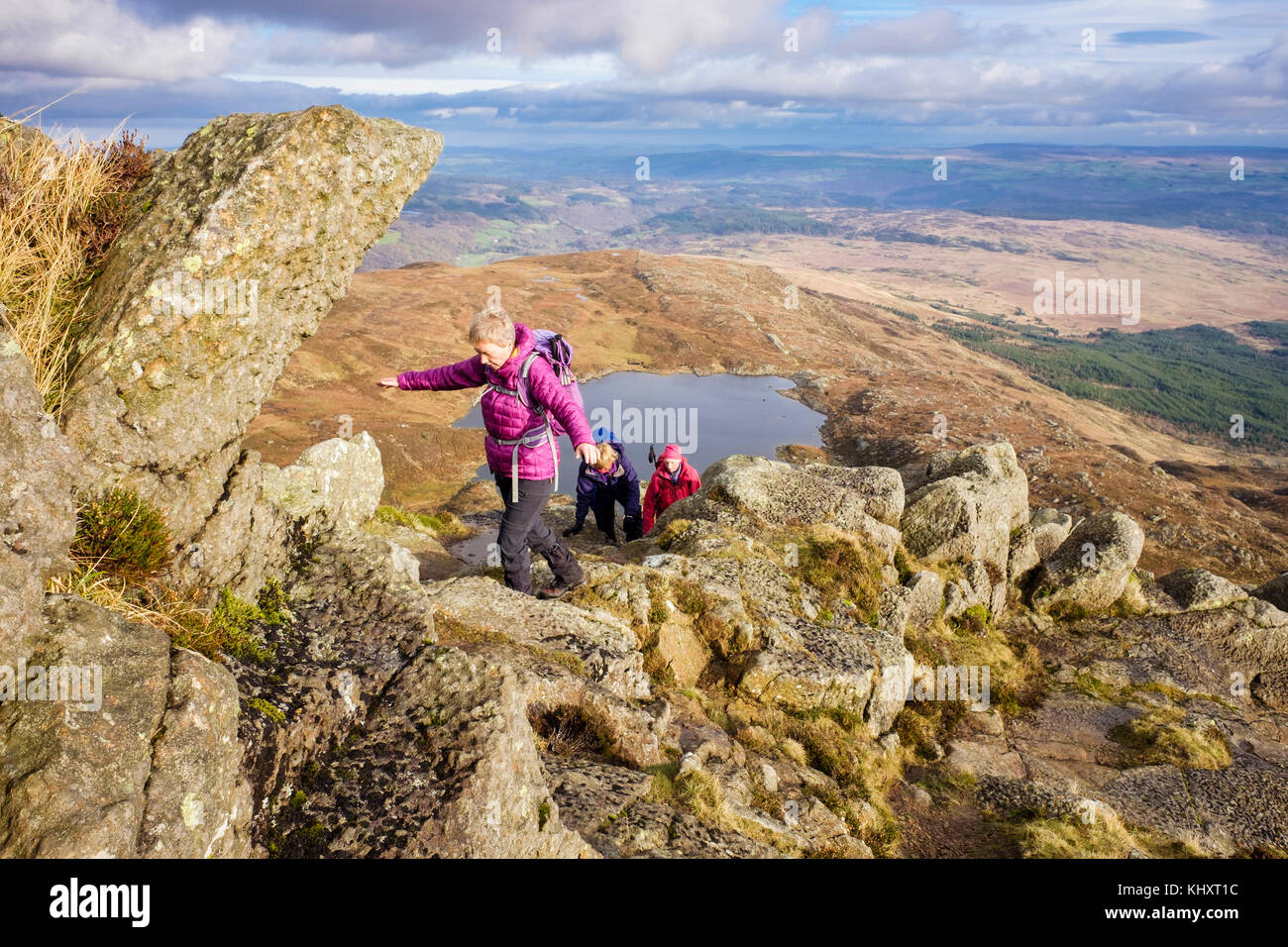 Les randonneurs d'escalade sur l'arête est Ddu Daear scramble sur Carnedd Moel Siabod à la montagne montagnes de Snowdonia National Park. Capel Curig Wales UK Banque D'Images