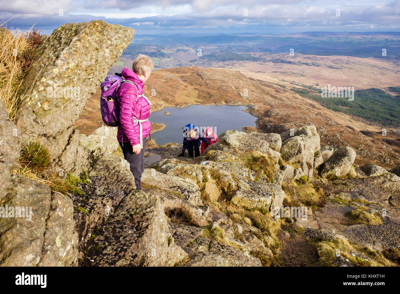 Les randonneurs d'escalade sur Daear Ddu east ridge scramble sur Carnedd Moel Siabod à la montagne montagnes de Snowdonia National Park. Capel Curig Conwy Wales UK Banque D'Images