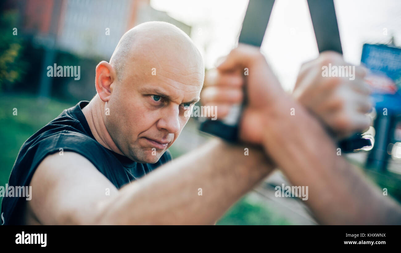 Un instructeur d'arts martiaux démontre le concept de combat de machettes.Formation d'armes à long couteau.Démonstration avec une vraie machette métallique Banque D'Images