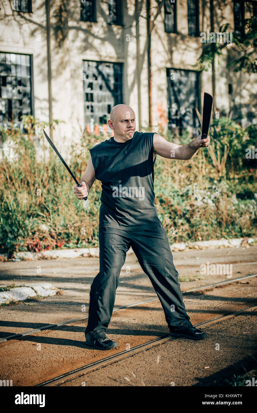 Deux concepts de combat machette.Formation d'armes à long couteau.Démonstration avec une vraie machette métallique Banque D'Images