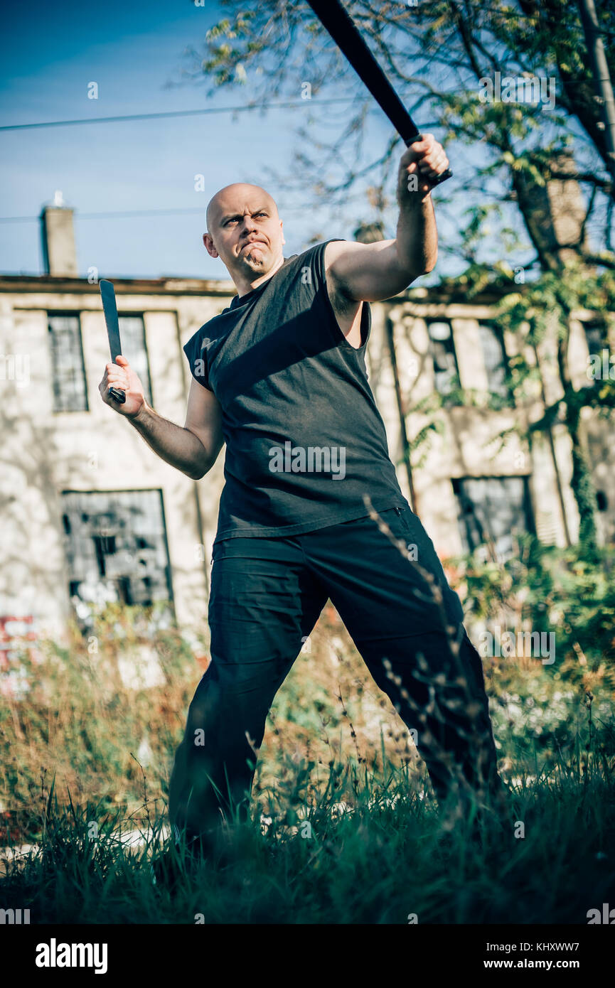 Deux concepts de combat machette.Formation d'armes à long couteau.Démonstration avec une vraie machette métallique Banque D'Images