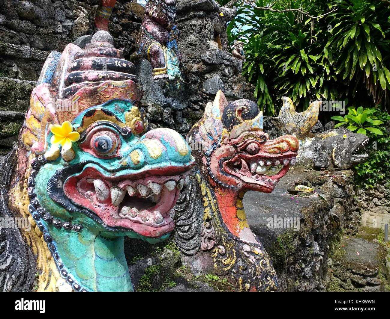 Close up de dieux dragon peint de couleurs vives, avec l'offre de l'oeuf dans la bouche en mer temple près de Sanur sur l'île indonésienne de Bali Banque D'Images