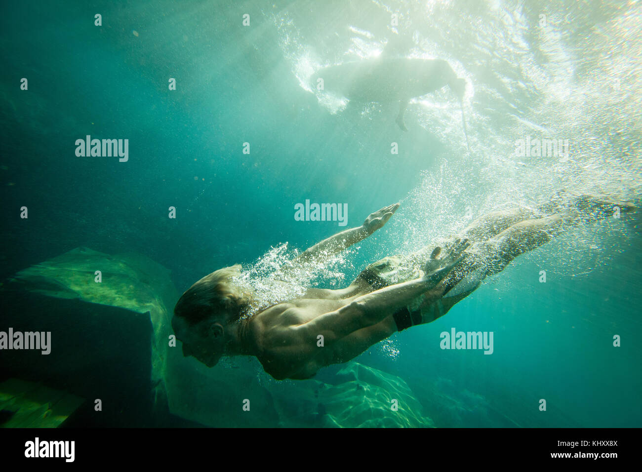 Young man swimming underwater Banque D'Images