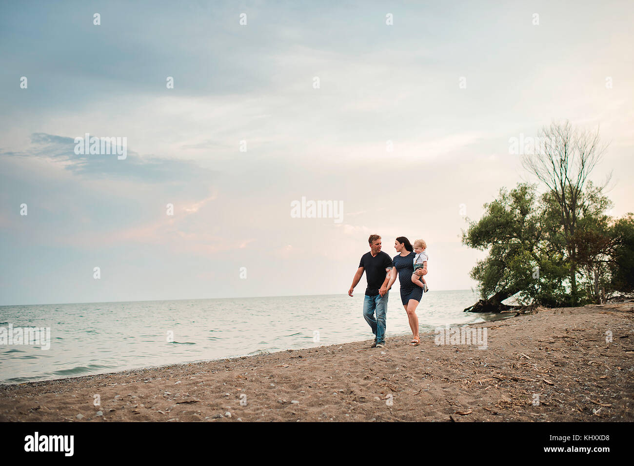 Enceinte couple strolling along beach avec petit garçon, le lac Ontario, Canada Banque D'Images