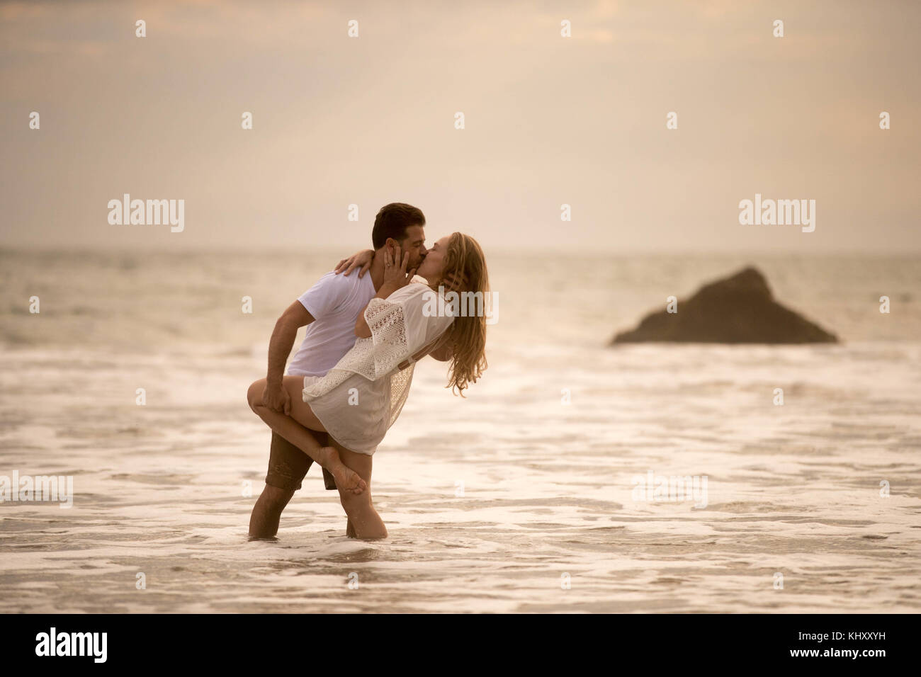 Romantic couple on beach, Malibu, Californie, Etats-Unis Banque D'Images