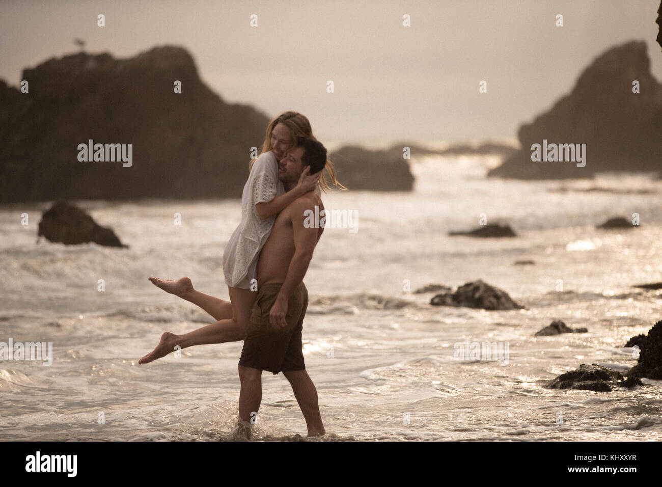 Romantic couple on beach, Malibu, Californie, Etats-Unis Banque D'Images