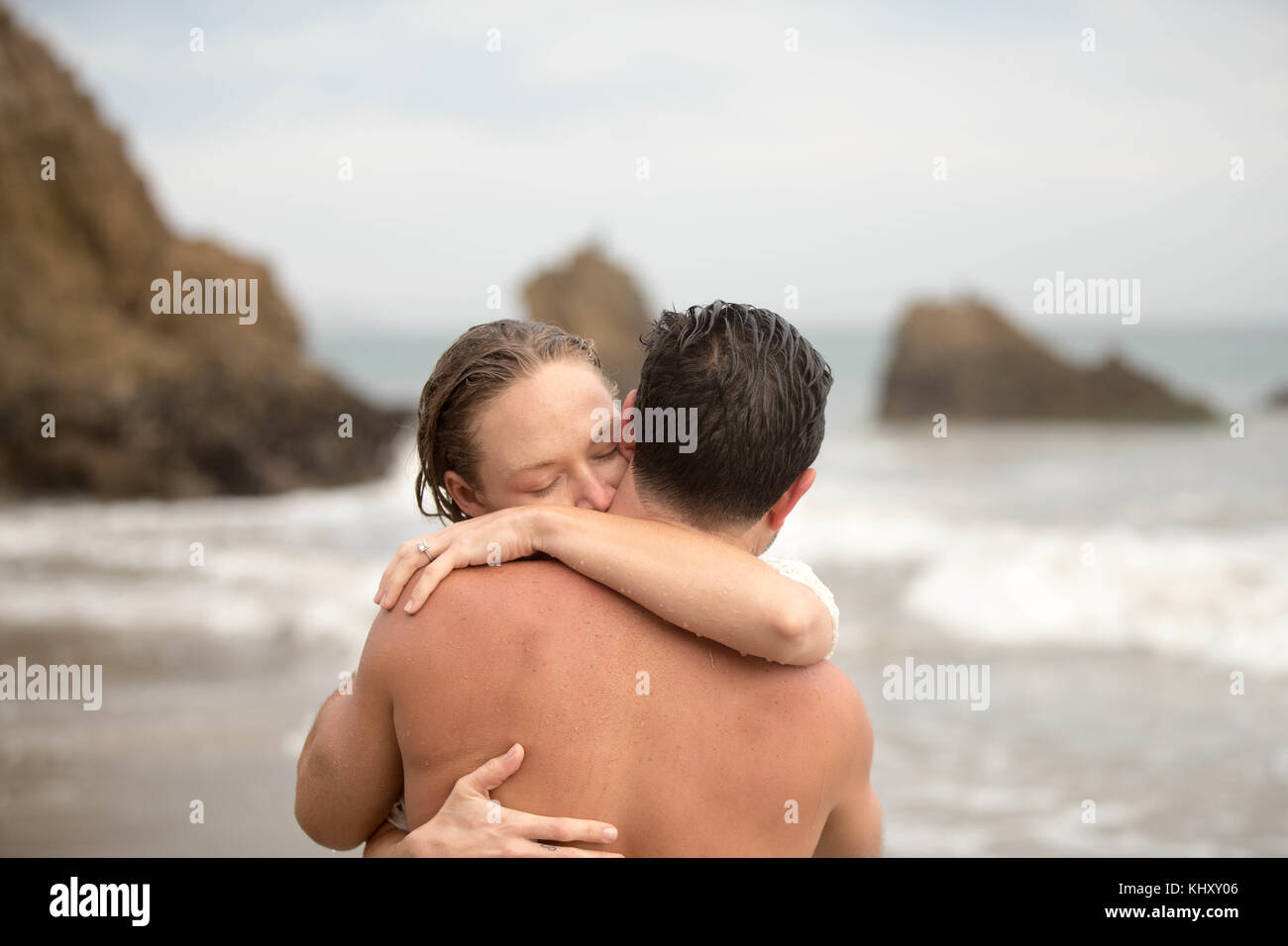 Romantic couple on beach, Malibu, Californie, Etats-Unis Banque D'Images