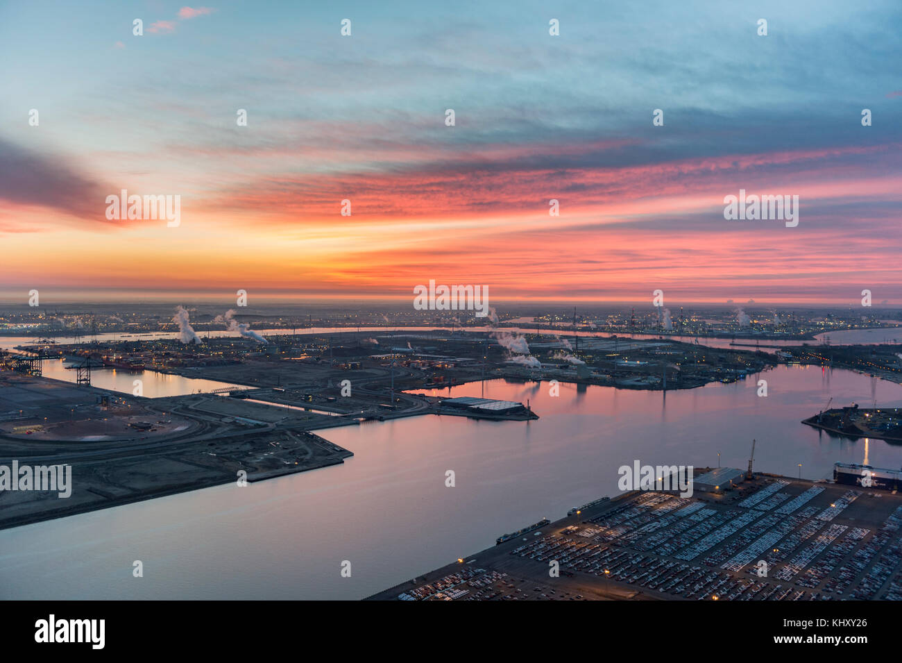 Vue aérienne sur le port d'Anvers avant le lever du soleil avec Kieldrecht sluis et ICO terminal au premier plan Banque D'Images