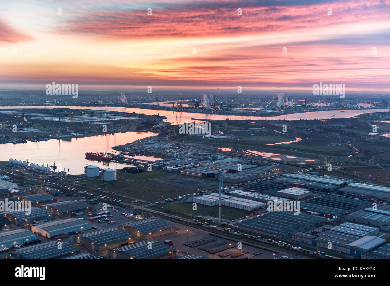 Vue sur le port d'Anvers avant le lever du soleil avec Van Moer Logistics en premier plan Banque D'Images