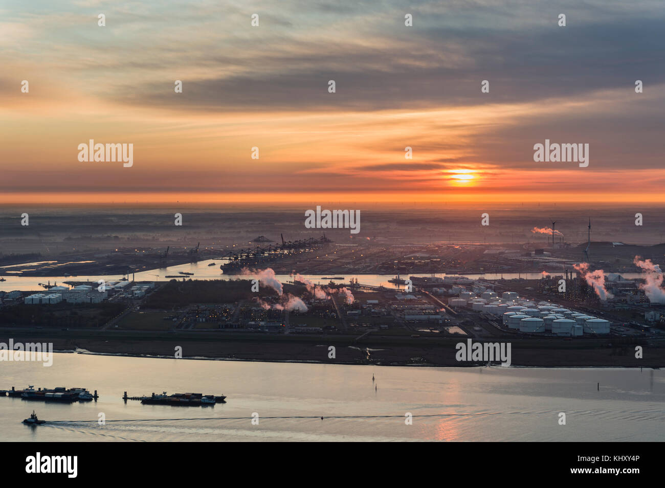 Lever du soleil sur le port d'Anvers avec la rivière Escaut et les navires en premier plan et le quai delwaide avec le terminal MSC en arrière-plan Banque D'Images