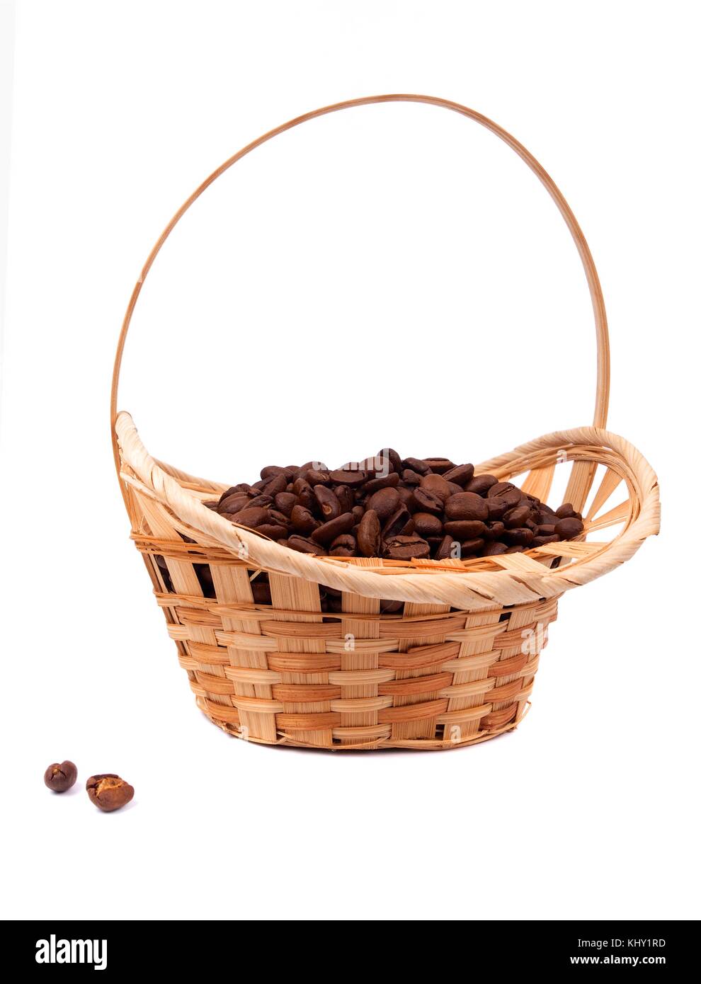 Grains de café dans un panier sur fond blanc Banque D'Images