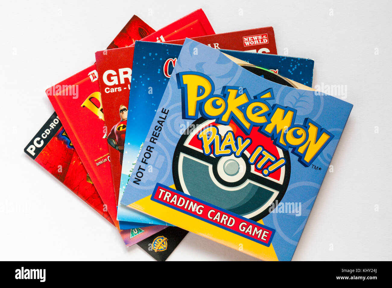 Pile de disques avec Pokemon Trading Card Game jouez sur le dessus sur fond blanc Banque D'Images