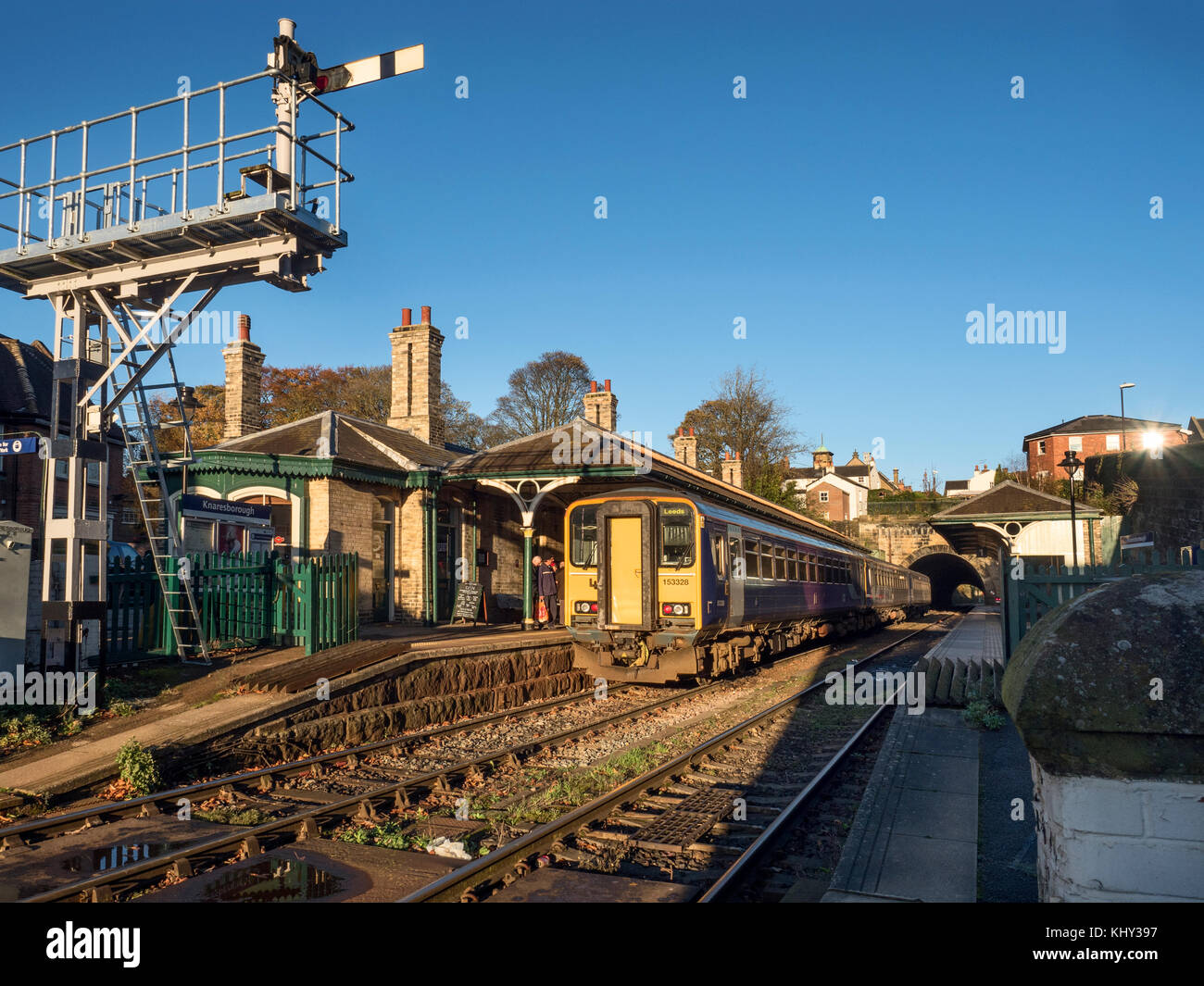 Train du Nord à la gare de chemin de fer en Angleterre Nord Yorkshire Knaresborough Banque D'Images