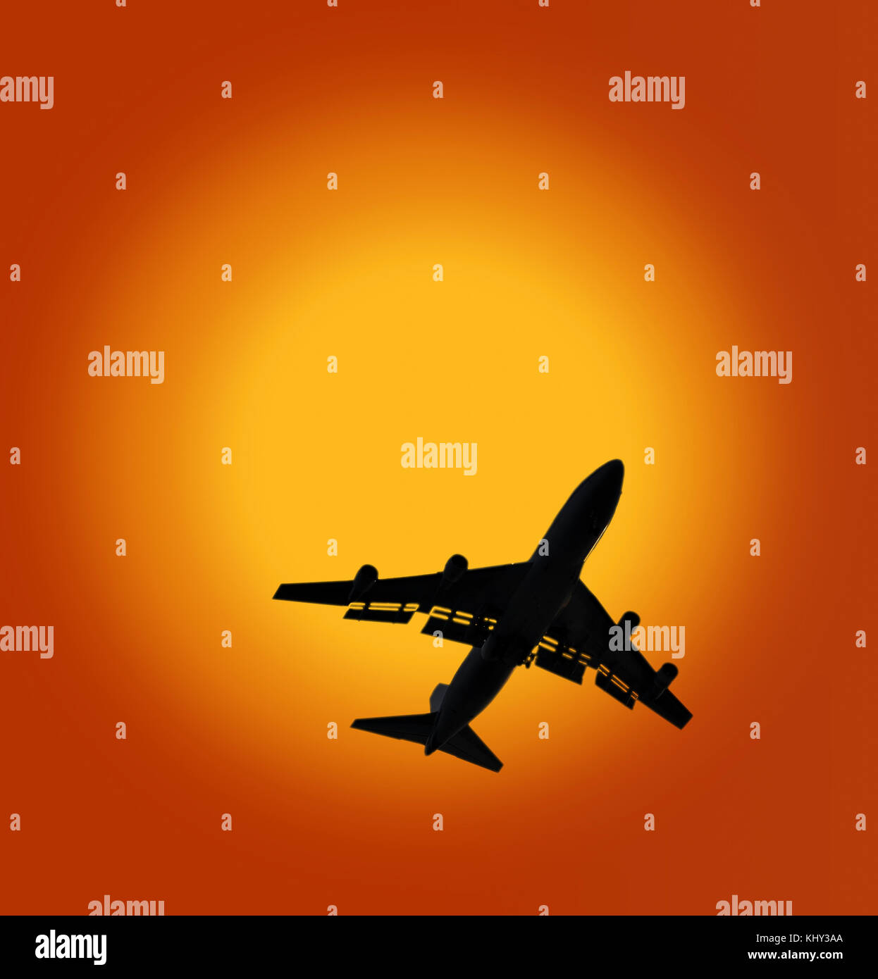 Boeing 747 jumbo jet crossing disque solaire Banque D'Images
