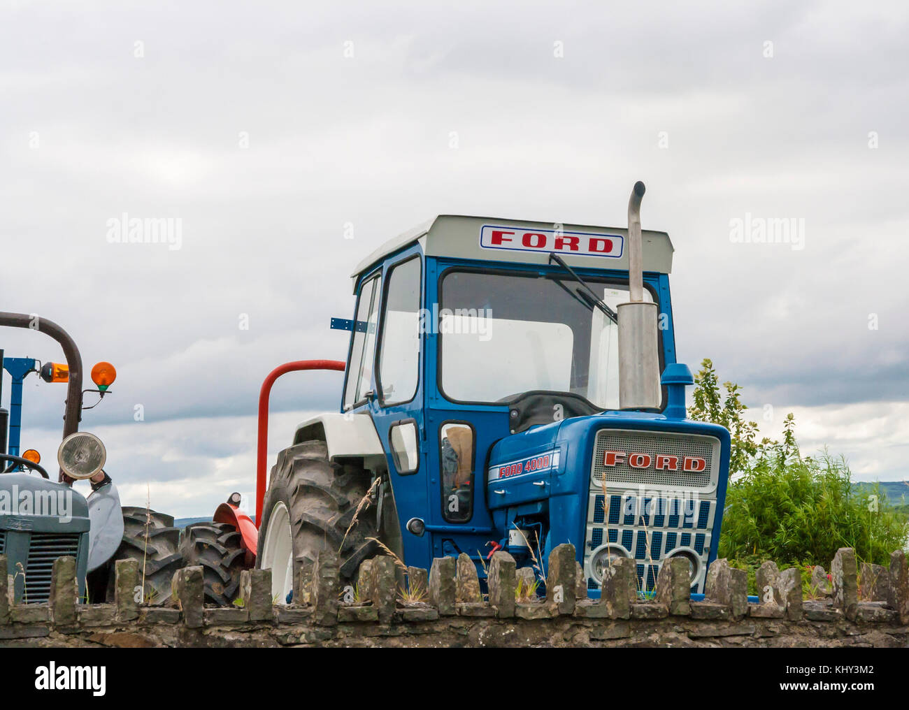 Old vintage ford tracteur sur l'affichage à l'afficher dans un tracteur , Irlande vieux tracteur matériel agricole labourant labourant, concept, concept rural agricole Banque D'Images