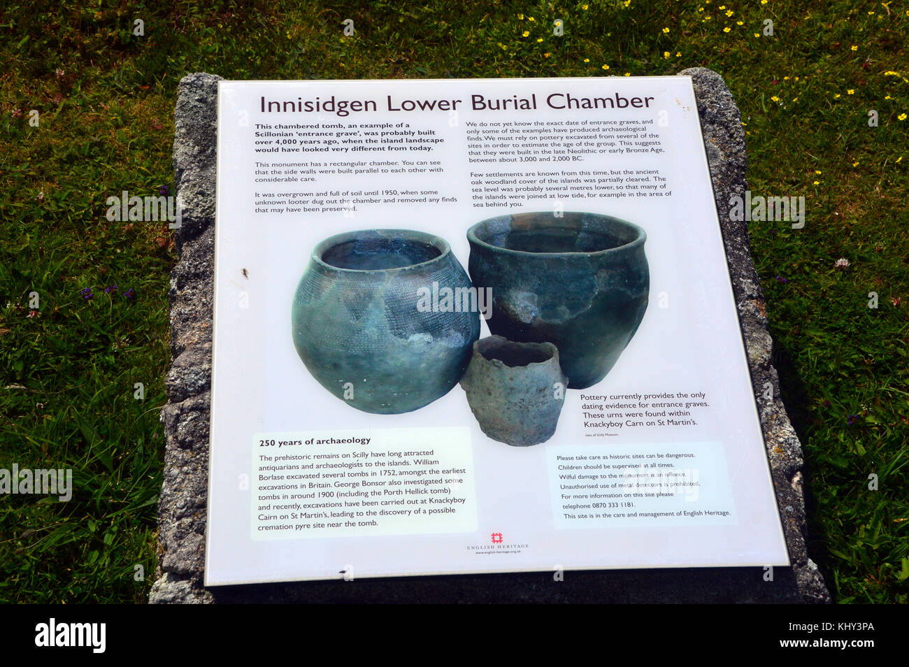 Information Board pour l'innisidgen inhumation chambre basse sur l'île de St Marys dans les îles Scilly, au Royaume-Uni. Banque D'Images