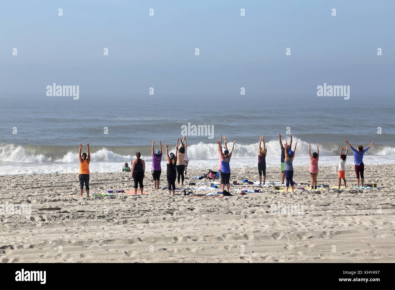 Beach yoga, fair harbor, fire island, NY, USA Banque D'Images