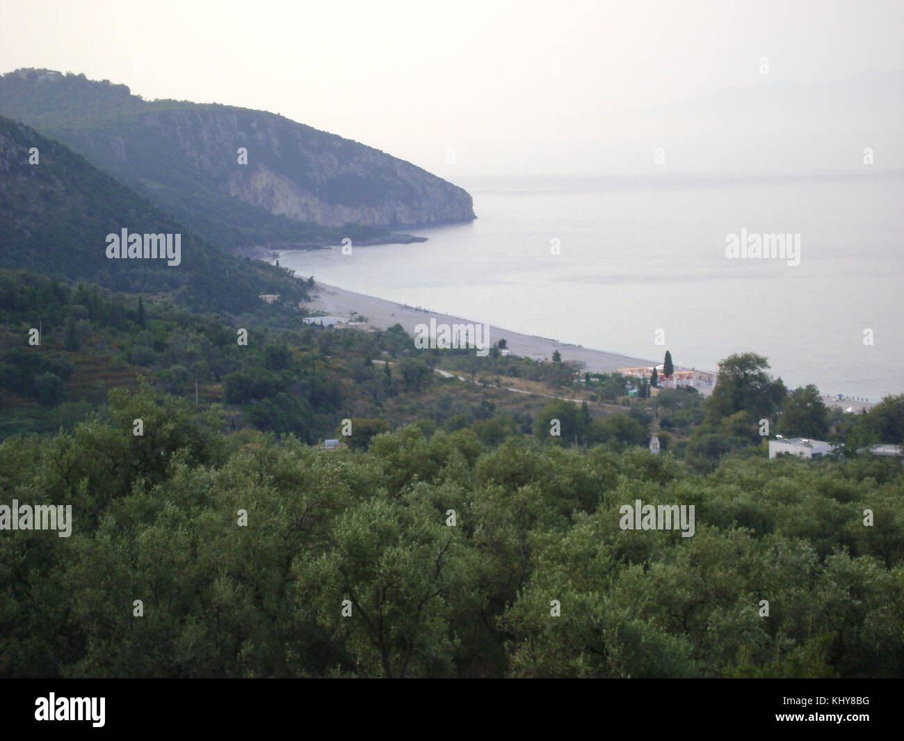 Dhermi est un village côtier en Albanie, connu pour sa longue plage immaculée et ses eaux cristallines. C'est une destination touristique populaire pour ceux qui recherchent de beaux paysages naturels et le charme méditerranéen. Banque D'Images Dhermi est un village côtier en Albanie, connu pour sa longue plage immaculée et ses eaux cristallines. C'est une destination touristique populaire pour ceux qui recherchent de beaux paysages naturels et le charme méditerranéen. Banque D'Images