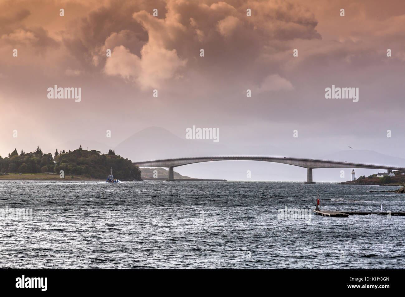 Le Skye Bridge traverse le Kyle of Lochalsh et a relié l'île de Skye avec le continent depuis 1995, Highland, Scotland, UK Banque D'Images