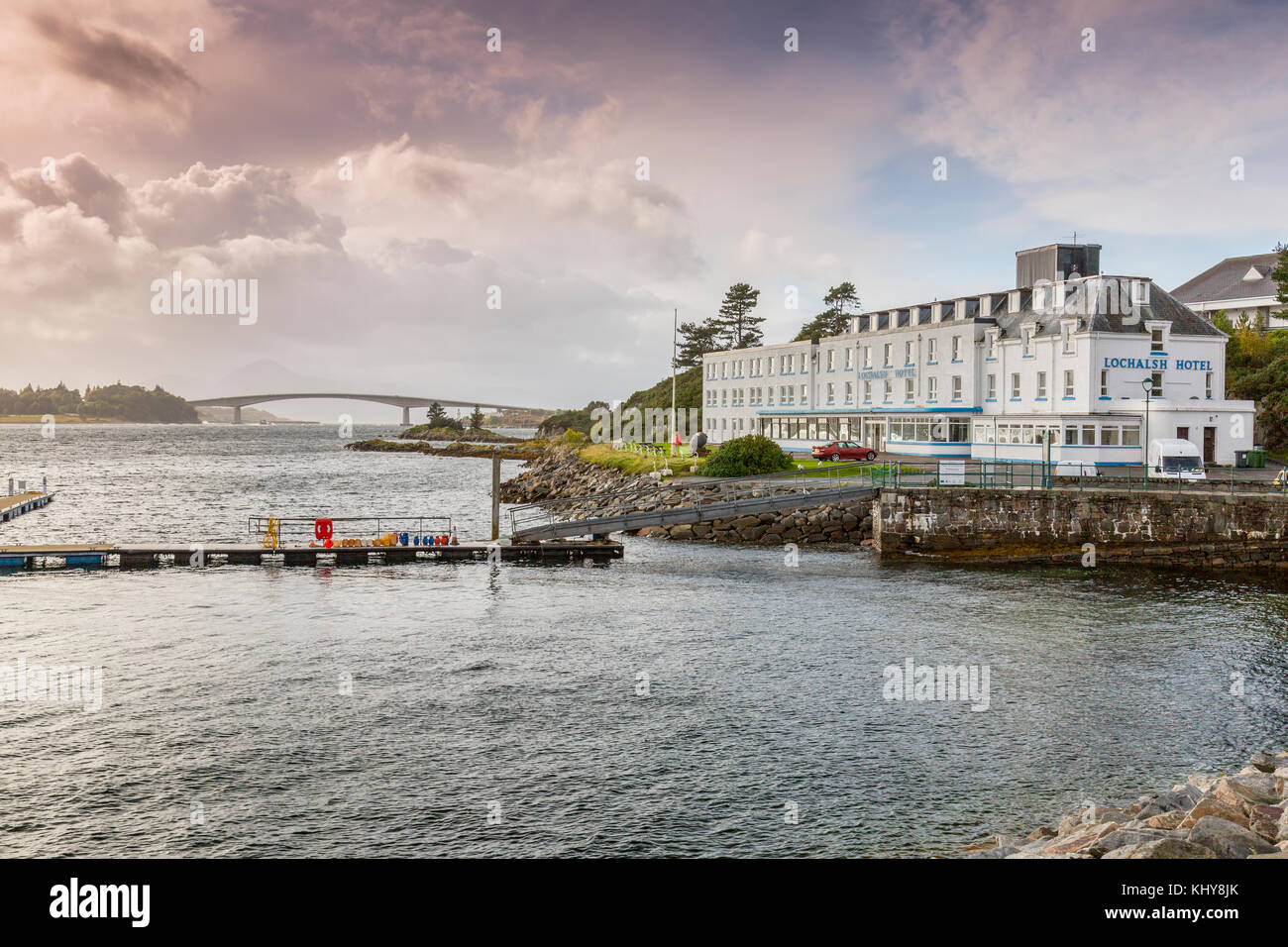Le Lochalsh Hotel se trouve sur le lochside et a une bonne vue sur le Skye Bridge, Kyle of Lochalsh, Highland, Scotland, UK Banque D'Images