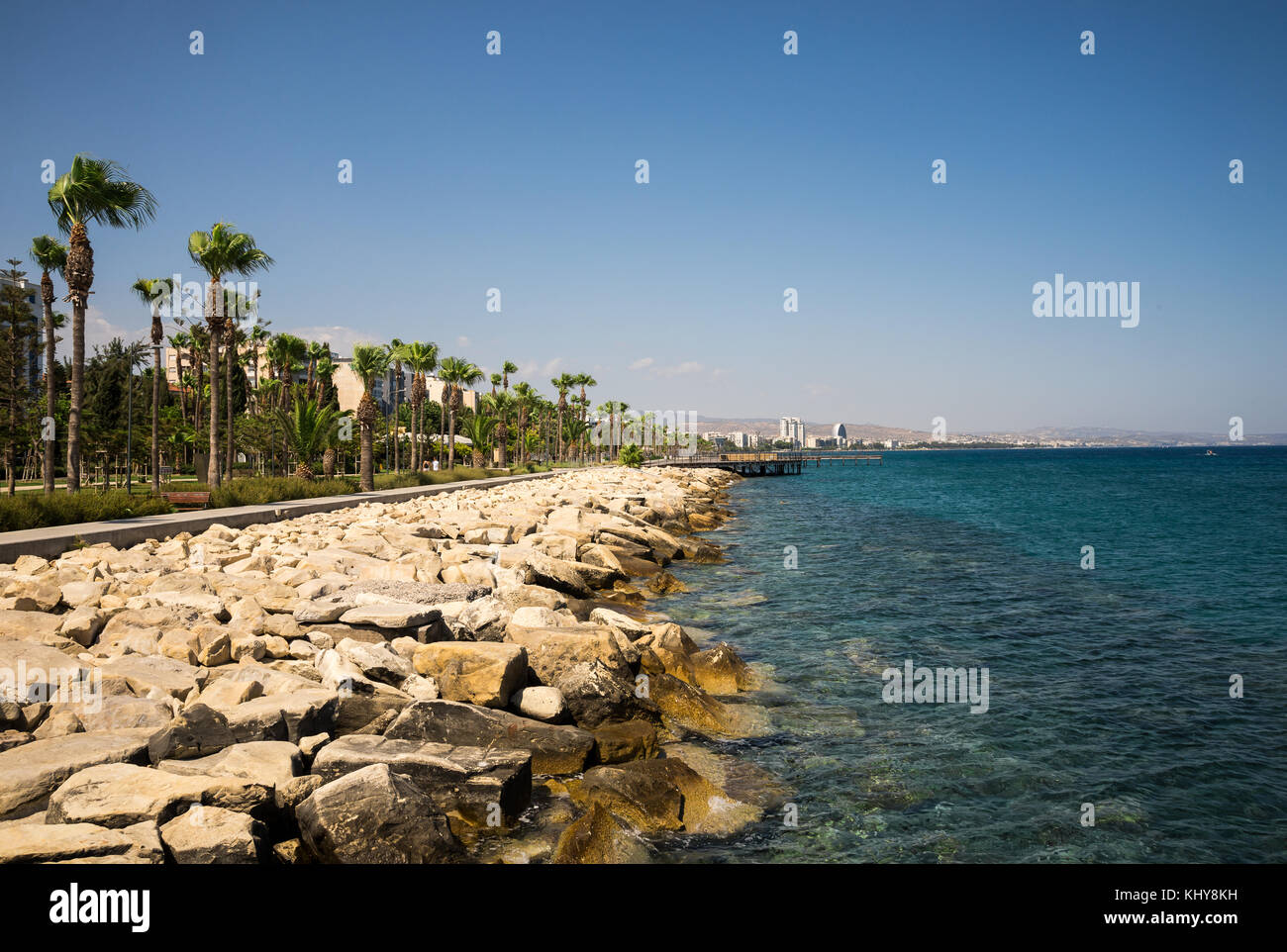 Limassol, promenade littoral avec de hauts palmiers le long de lui, Chypre, mer méditerranée Banque D'Images