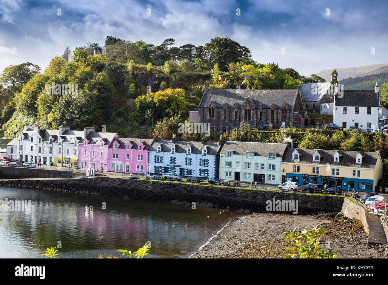 Rangées de maisons colorées donnant sur le port de Portree, la ville principale de l'île de Skye, Highland, Scotland, UK Banque D'Images