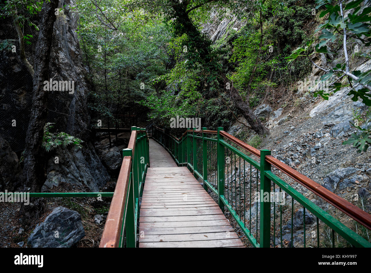 Une passerelle pour piétons pour accéder aux chutes d'millomeris près de platres Chypre central. Banque D'Images