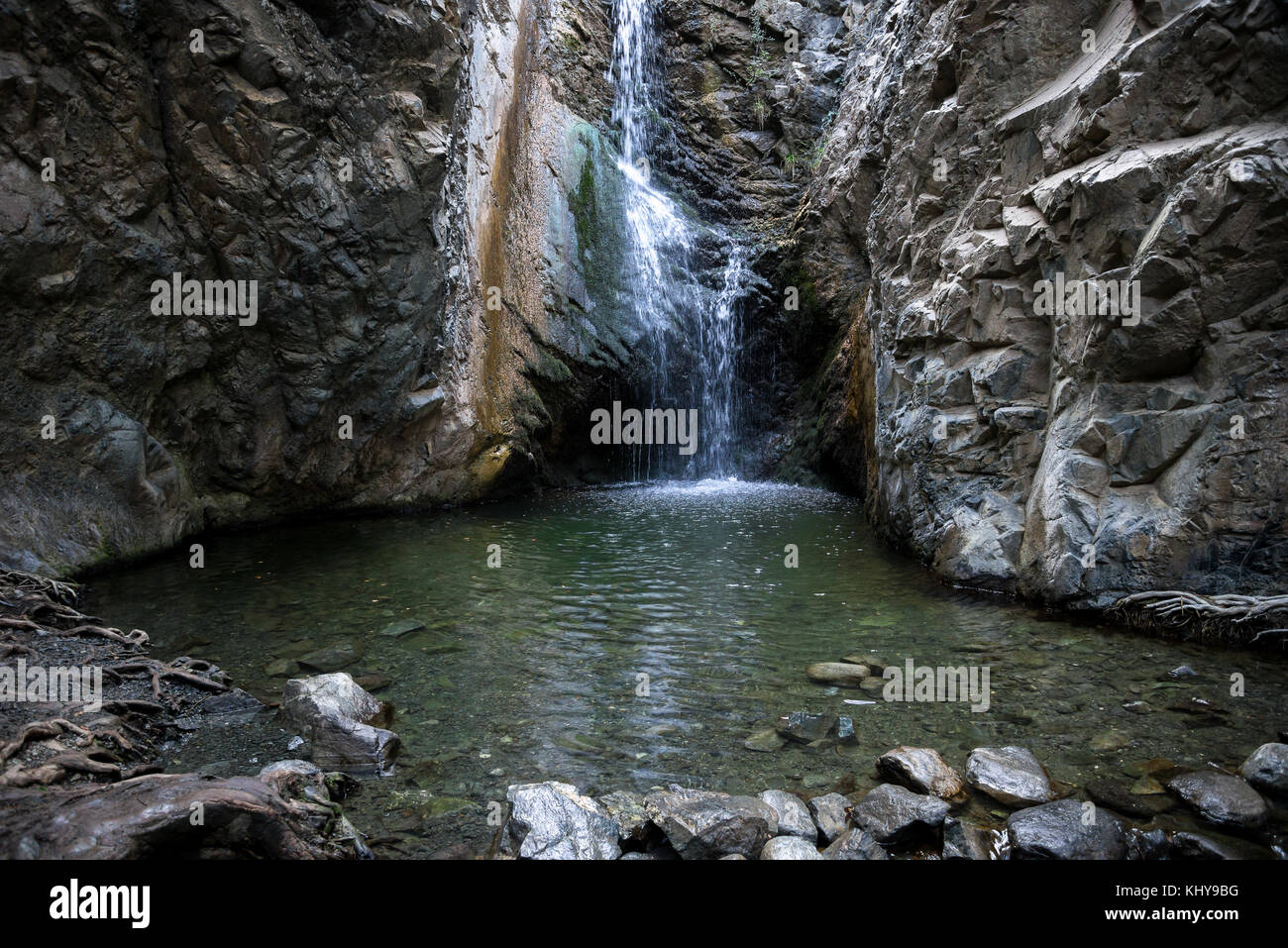 Millomeris chute et une vue sur la piscine de l'eau près de platres, Chypre Banque D'Images