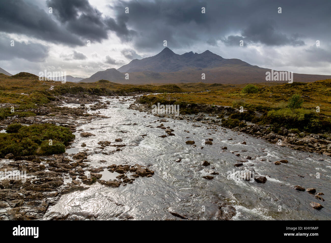 Sombres nuages flottant sur les pics escarpés de la Black Cuillin Hills et la River Sligachan sur l'île de Skye, Écosse, Royaume-Uni Banque D'Images