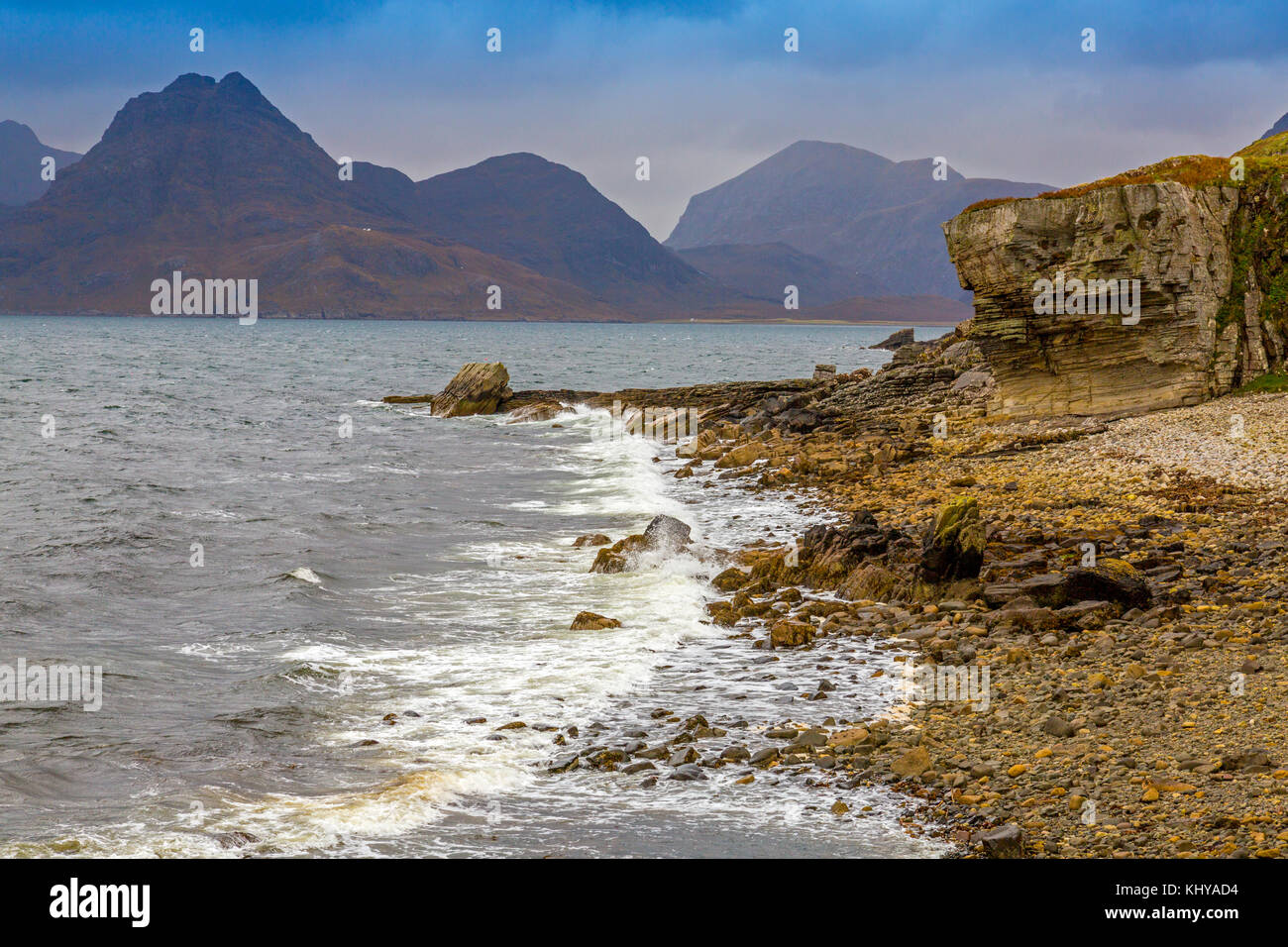 La couvaison des nuages et un ciel noir pendre le Black Cuillin hills vu depuis Elgol Beach sur l'île de Skye, Écosse, Royaume-Uni Banque D'Images