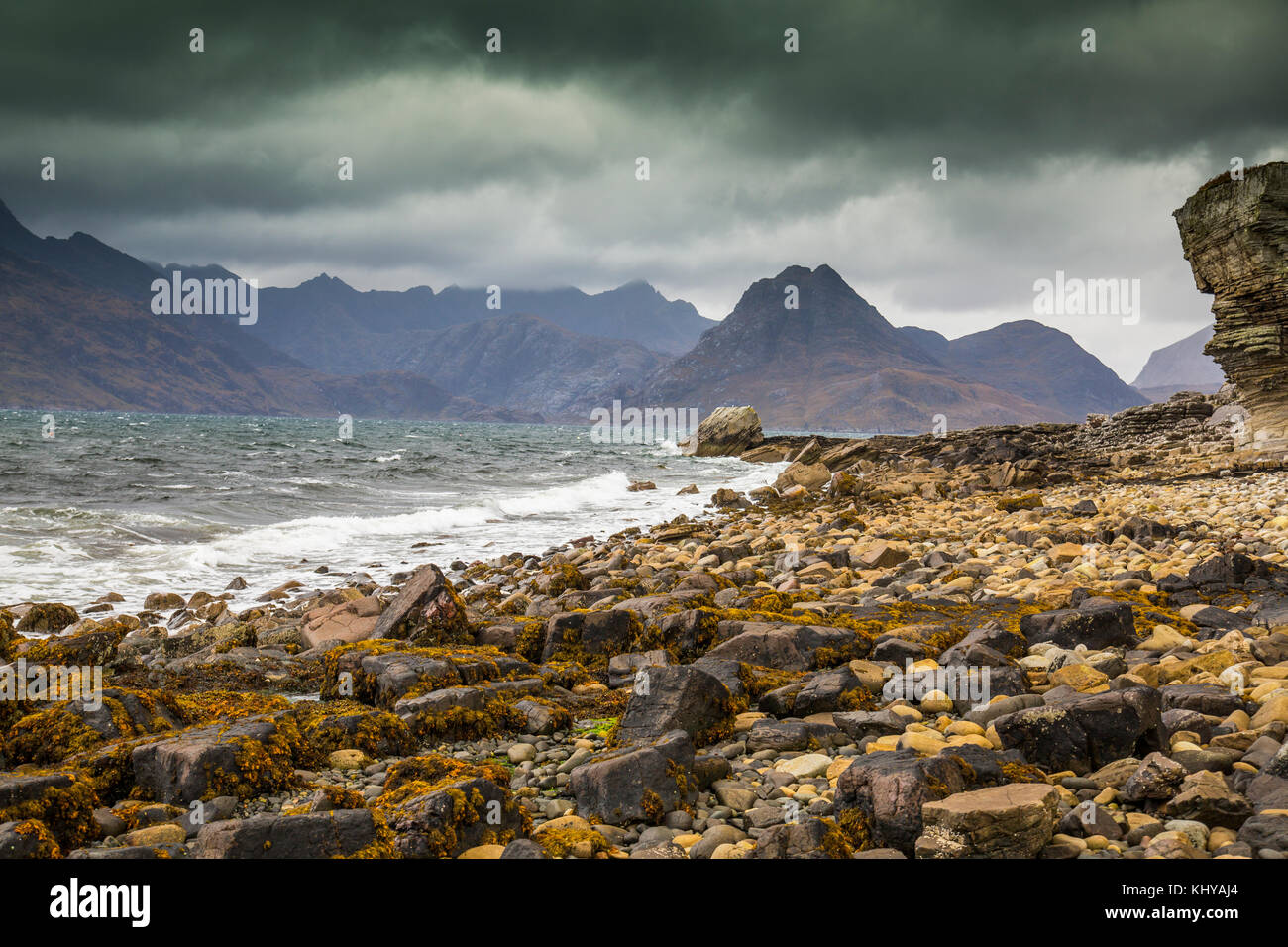 La couvaison des nuages et un ciel noir pendre le Black Cuillin hills vu depuis Elgol Beach sur l'île de Skye, Écosse, Royaume-Uni Banque D'Images