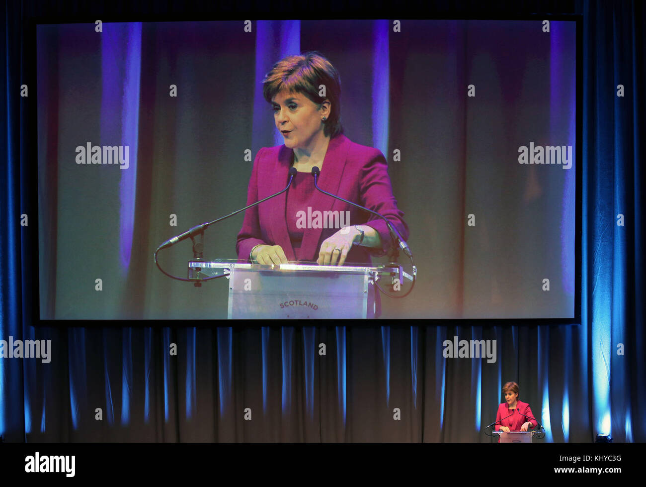 Le premier ministre Nicola Sturgeon ouvre le Forum du cercle arctique, un événement de discussion du réseau international de coopération du cercle arctique, organisé par le gouvernement écossais, dans les salles de l'Assemblée, à Édimbourg. Banque D'Images