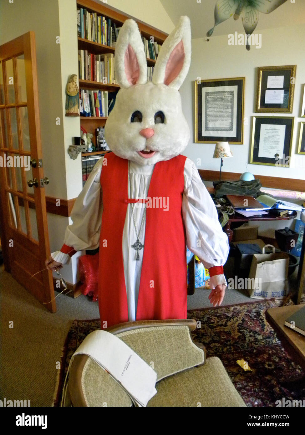 Martin de Jésus Barahona habillé comme le lapin de Pâques Banque D'Images