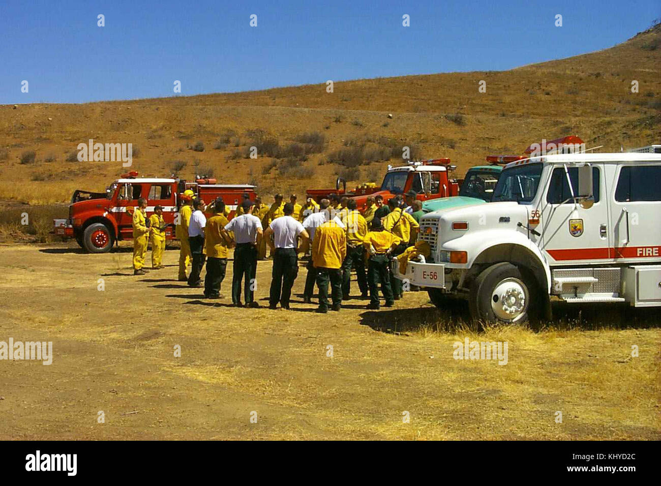 Camion pompiers avec leurs véhicules et équipements flexibles pour la lutte contre le feu Banque D'Images