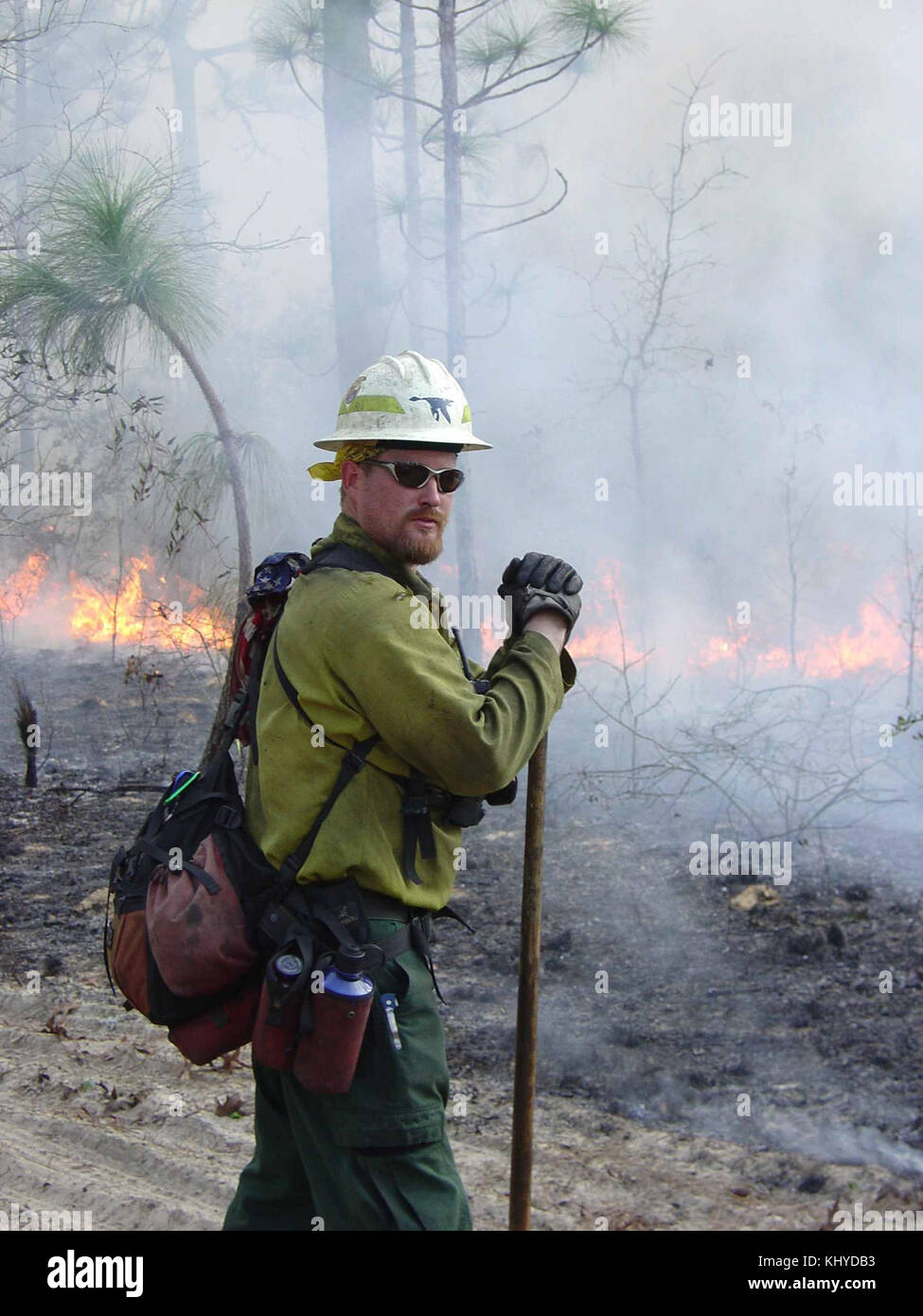 Pompier avec l'équipement dans les bois pendant un bushfire Banque D'Images