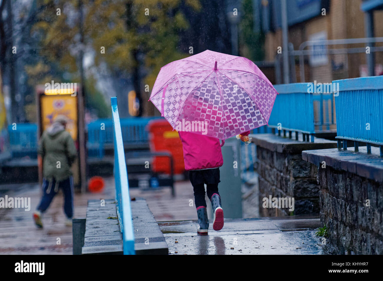 Glasgow, Écosse, Royaume-Uni 20th novembre. Météo au Royaume-Uni : sombre matin pluvieux brumeux comme les gens font leur chemin au travail et à l'école. Crédit Gerard Ferry/Alamy News Banque D'Images