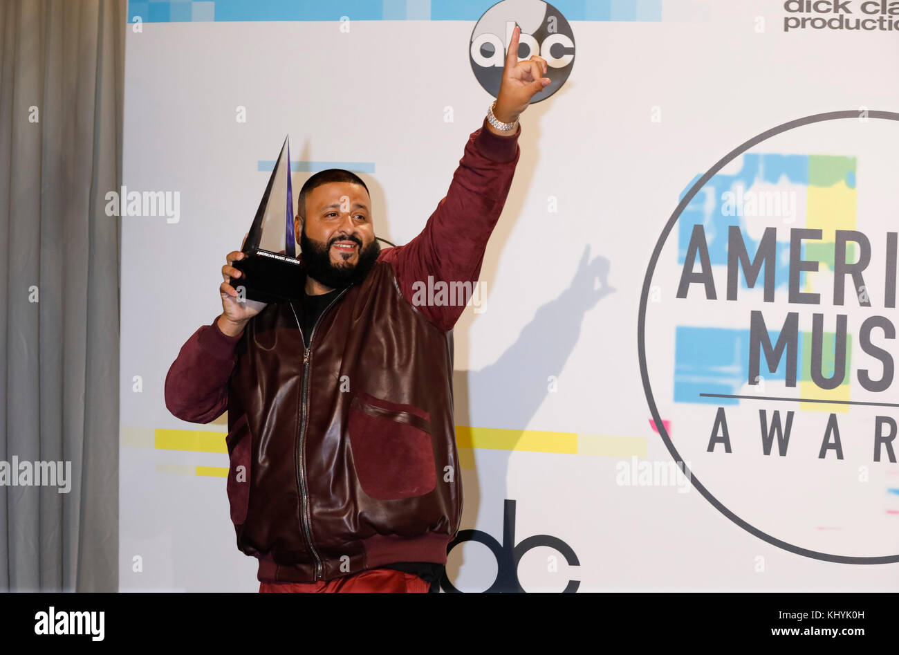 DJ Khaled pose dans la salle de presse des American Music Awards 2017, au Microsoft Theatre de Los Angeles, États-Unis, le 19 novembre 2017. Photo : Hubert Boesl - PAS DE SERVICE DE FIL - photo : Hubert Boesl/dpa Banque D'Images
