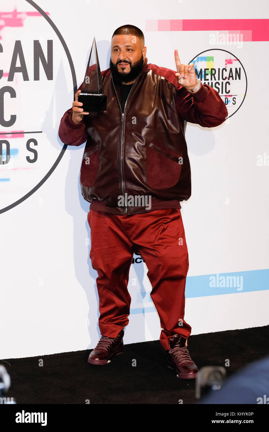 DJ Khaled pose dans la salle de presse des American Music Awards 2017, au Microsoft Theatre de Los Angeles, États-Unis, le 19 novembre 2017. Photo : Hubert Boesl - PAS DE SERVICE DE FIL - photo : Hubert Boesl/dpa Banque D'Images