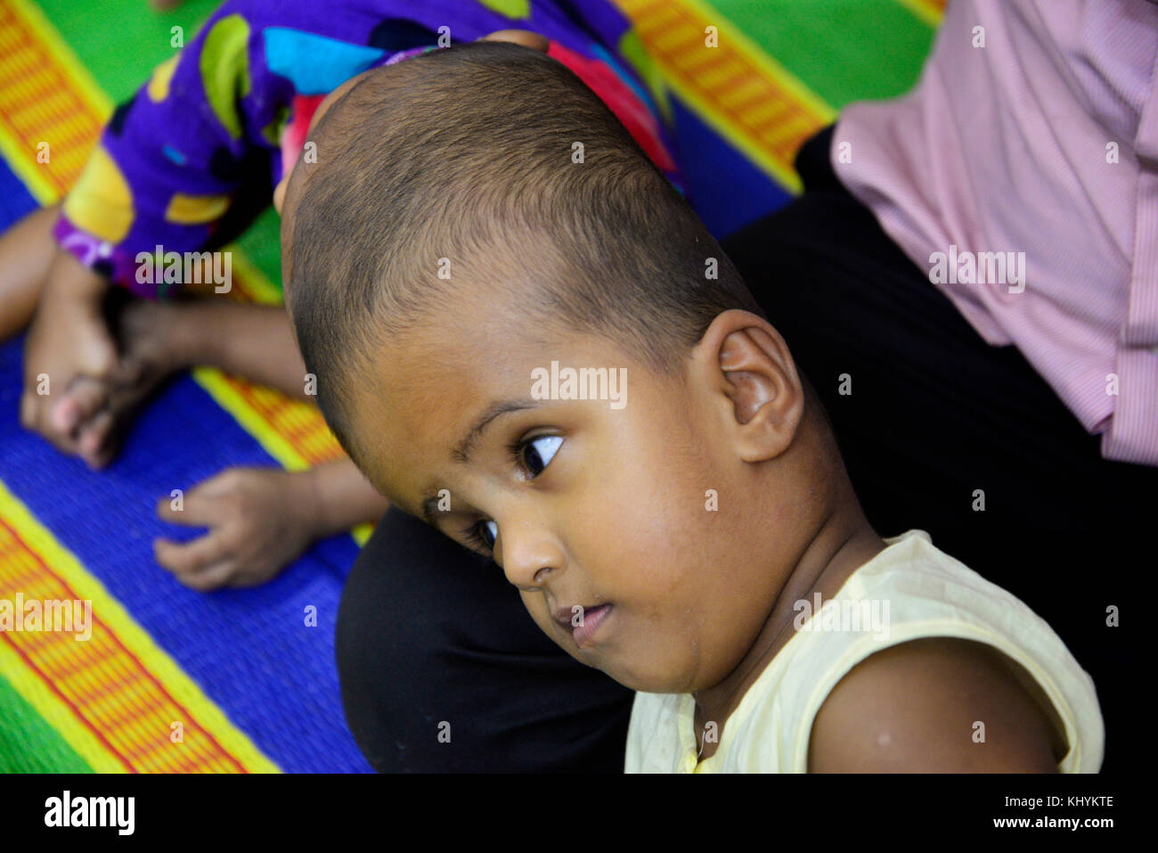 Dhaka, Bangladesh. 20 nov, 2017. conjointe jumelles rabeya l'islam et l'islam rokeya jouer à un collage médical hôpital de Dhaka Dhaka, Bangladesh, le 20 novembre 2017. taslima khatun, professeur d'école, a donné une naissance de la tête de conjoined twins le 16 juillet 2016 après une césarienne. Les jumeaux ont été admis à un hôpital de Dhaka medical collage pour examen avant la chirurgie potentiellement à séparer leurs têtes. Banque D'Images