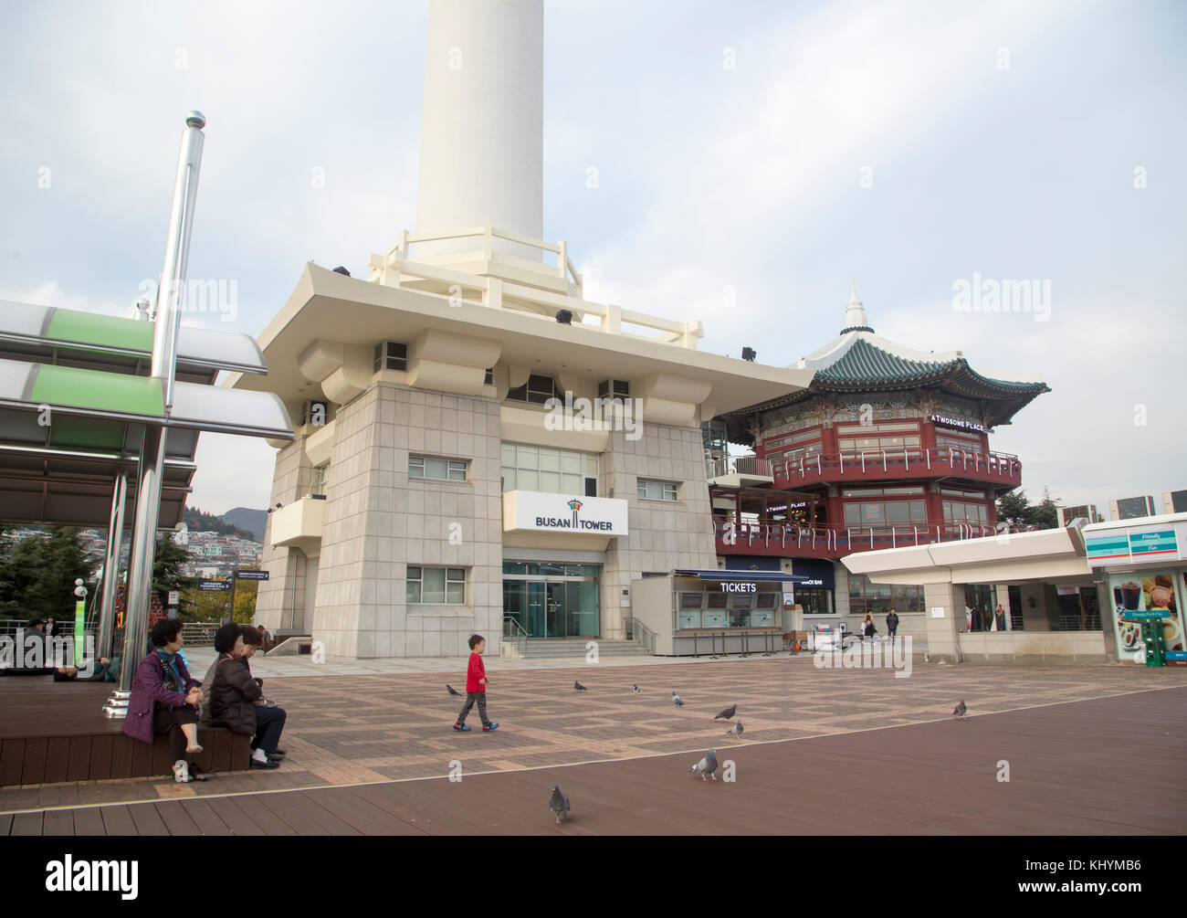 Busan, Corée du Sud. 20 novembre 2017. Site du waegwan de Choryang, 17 novembre 2017 : le site du waegwan de Choryang est vu devant la tour Busan au parc Yongdusan (parc du Mont Yongdu) dans la ville portuaire de Busan, à environ 420 km (261 miles) au sud-est de Séoul, Corée du Sud. Selon les médias locaux, les Waegwans étaient à Busan depuis le début du XVe siècle et étaient des zones résidentielles fermées aux commerçants japonais et aux transfuges. Waegwan était un poste de diplomatie et de commerce entre le Japon et la Corée. Le Waegwan de Choryang à Busan a été construit en 1678. Crédit : Lee Jae-won/AFLO/Alamy Live News Banque D'Images